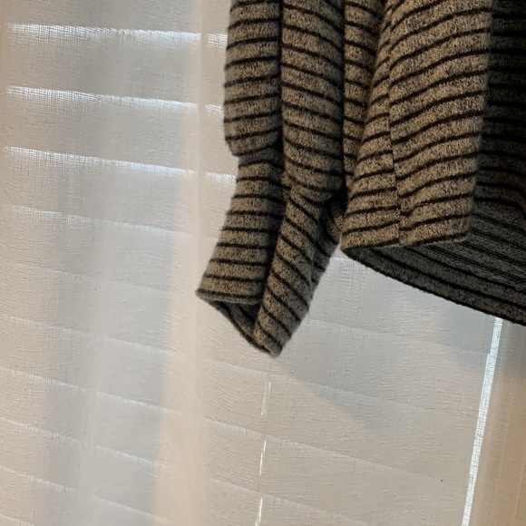 Striped button sleeve sweater top size small - Picture 4 of 6